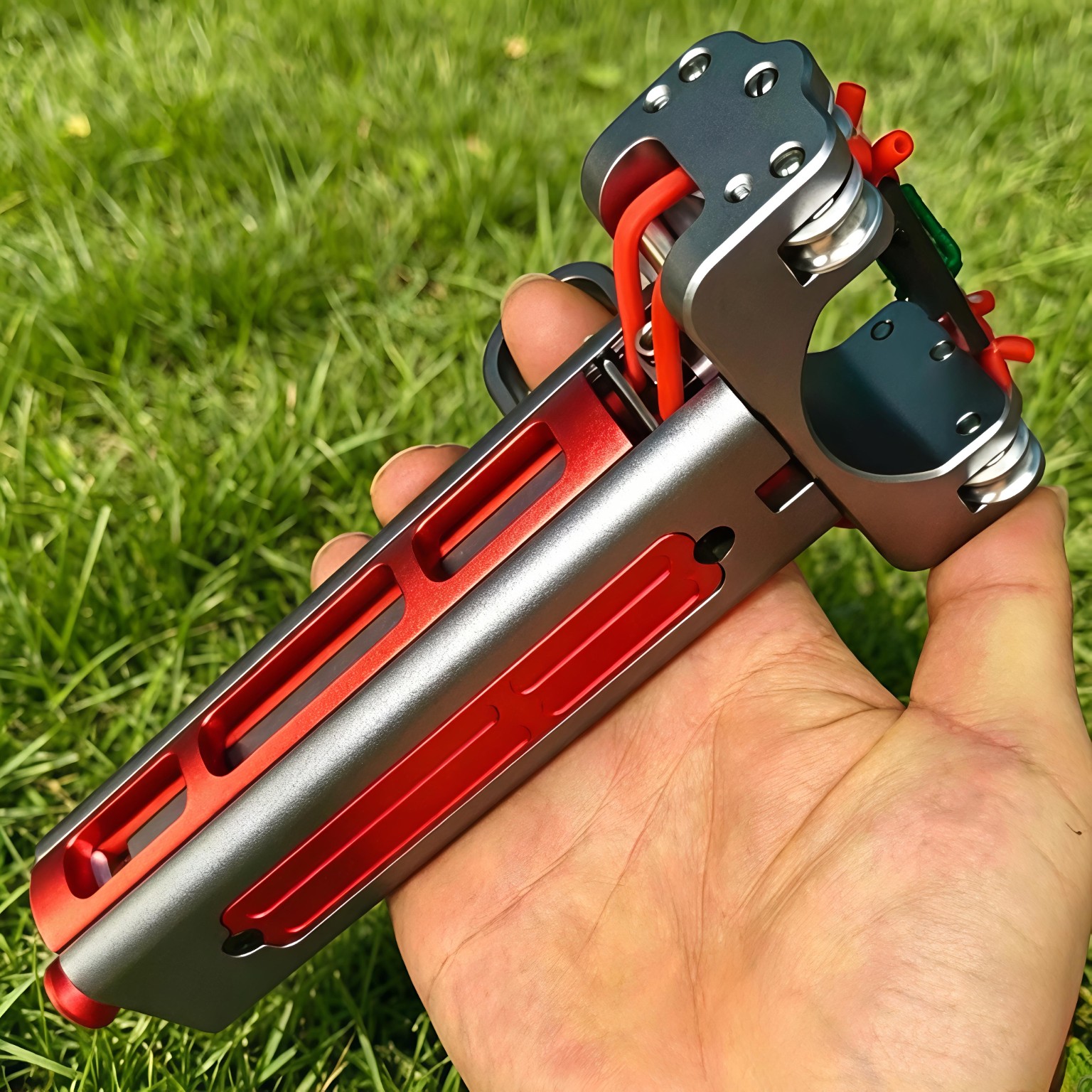 TITAN SEMI S1 cầm trên tay